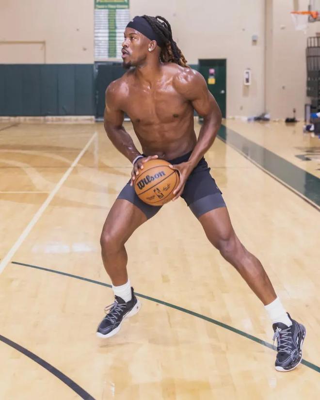 国足集体抵 国足集体抵