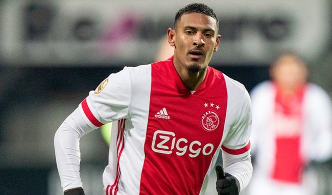 祝贺！中国男足1：0战胜巴林队@新华社.